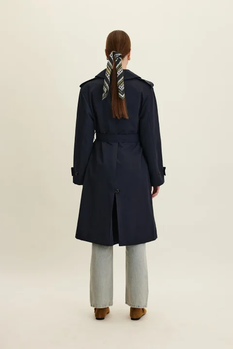 Timeless Minimalist Women’s Mac Coat for Everyday Elegance