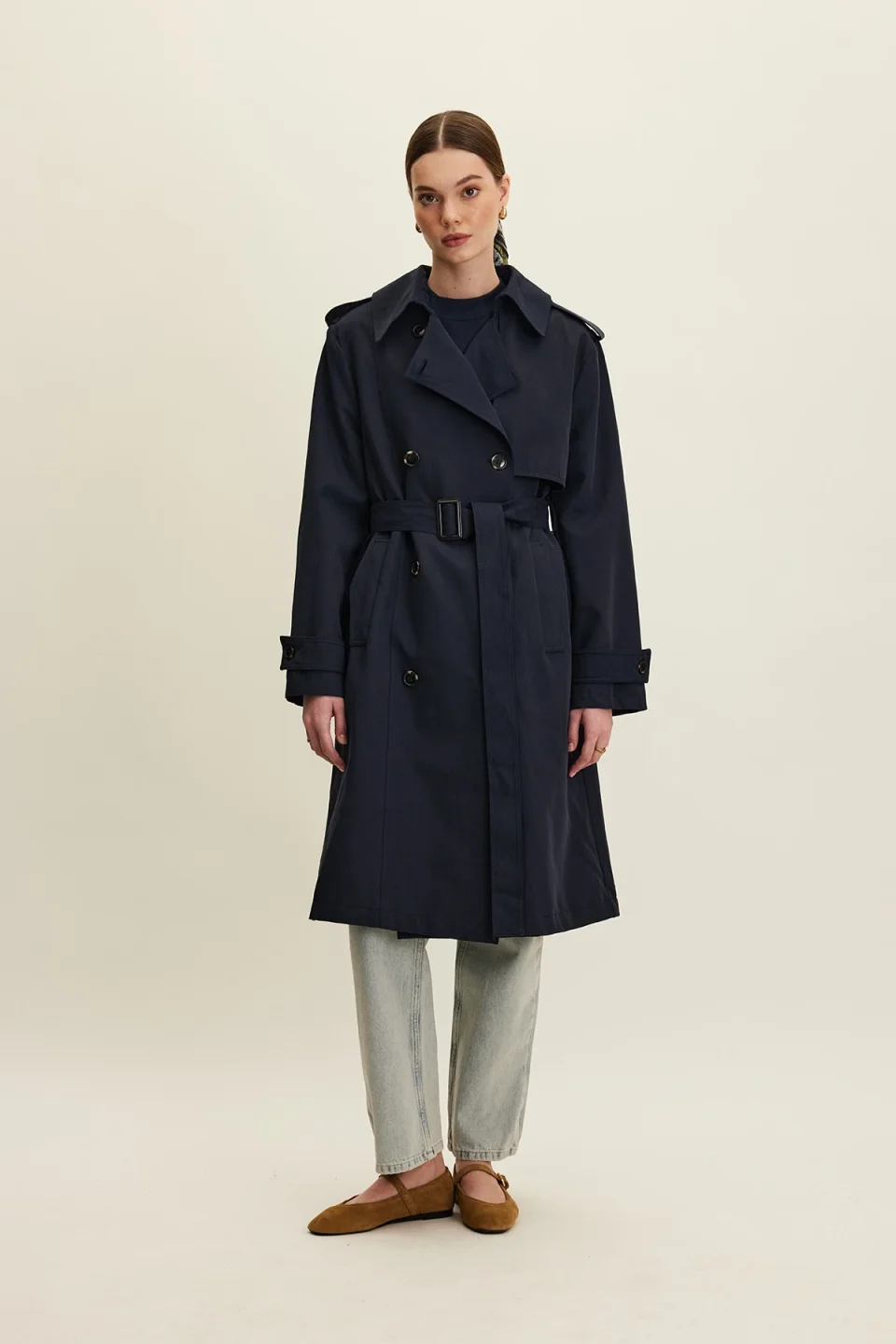 Timeless Minimalist Women’s Mac Coat for Everyday Elegance
