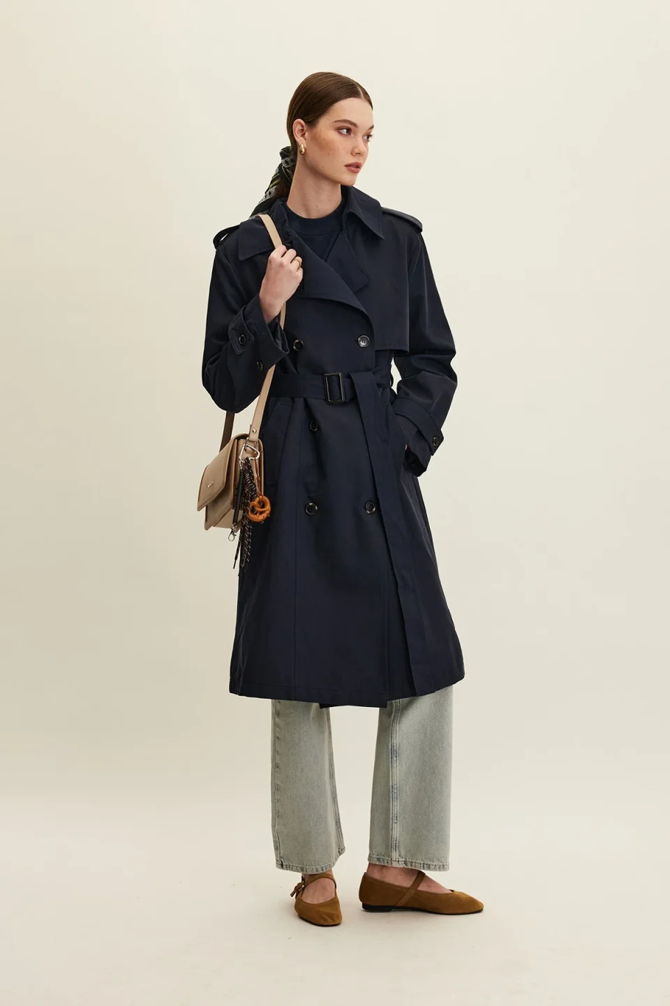 Timeless Minimalist Women’s Mac Coat for Everyday Elegance