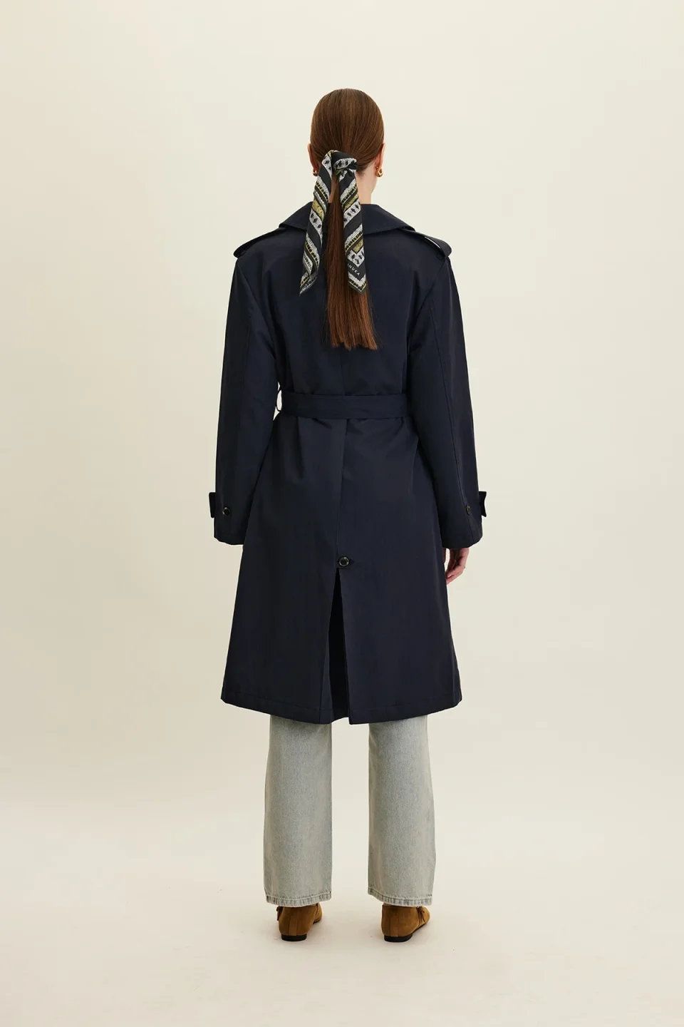 Timeless Minimalist Women’s Mac Coat for Everyday Elegance